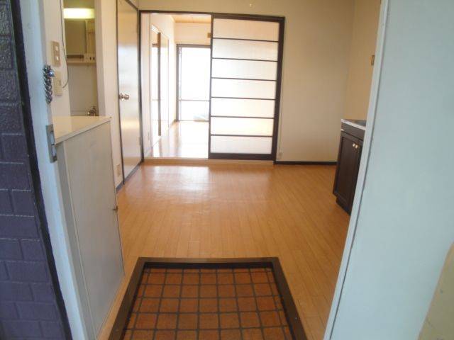 玄関から見るとこんな感じです