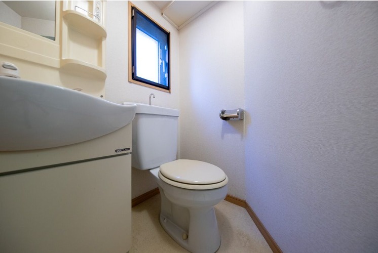 清潔感のあるトイレ・洗面台です