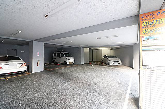 雨の日も乗り降りしやすい駐車場です