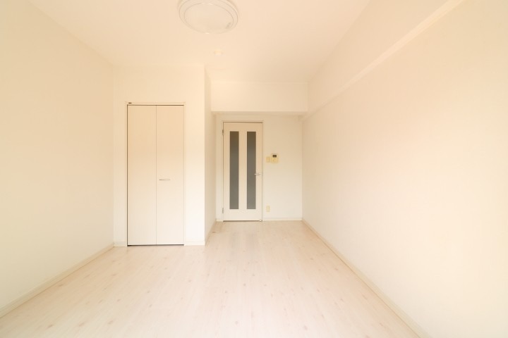 白を基調としたお洒落なお部屋です。