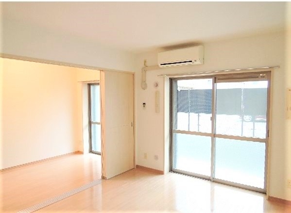 広々リビングでゆっくりお過ごしください