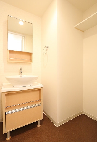 オシャレな独立洗面台ですね