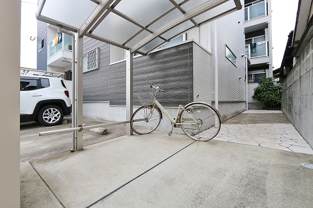 自転車は屋根付き駐輪場にどうぞ
