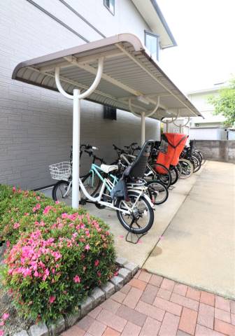 屋根付きの駐輪スペースも御座います