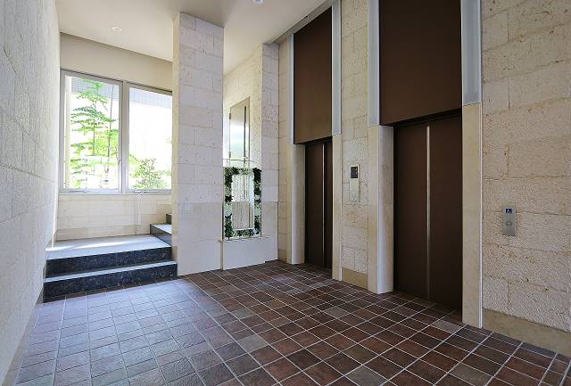 エレベーター２台完備。