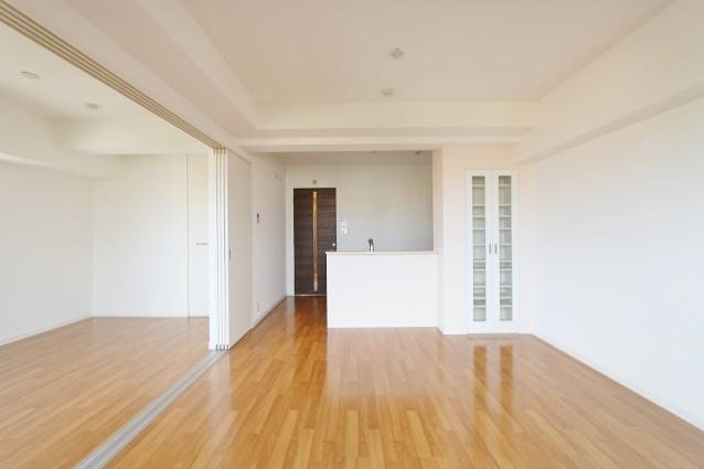 広々リビングでゆっくりお過ごしください