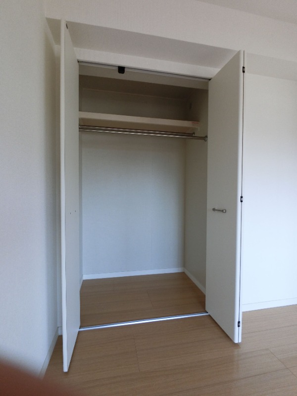 かさばりやすいお洋服もたっぷり収納可能です