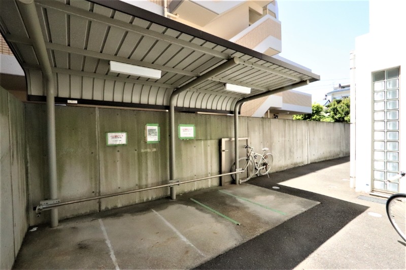 屋根付きの駐輪場があります