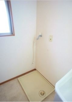 洗面所には採光窓もあります