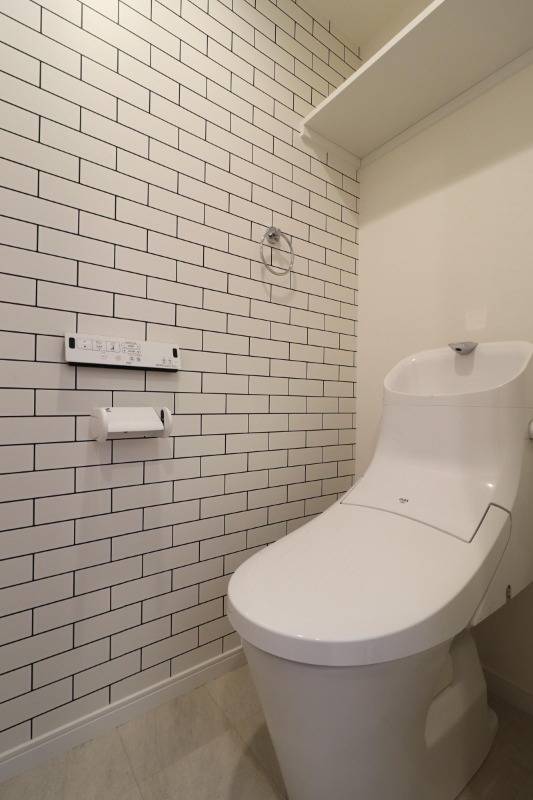 かわいい壁紙が特徴のトイレ空間です