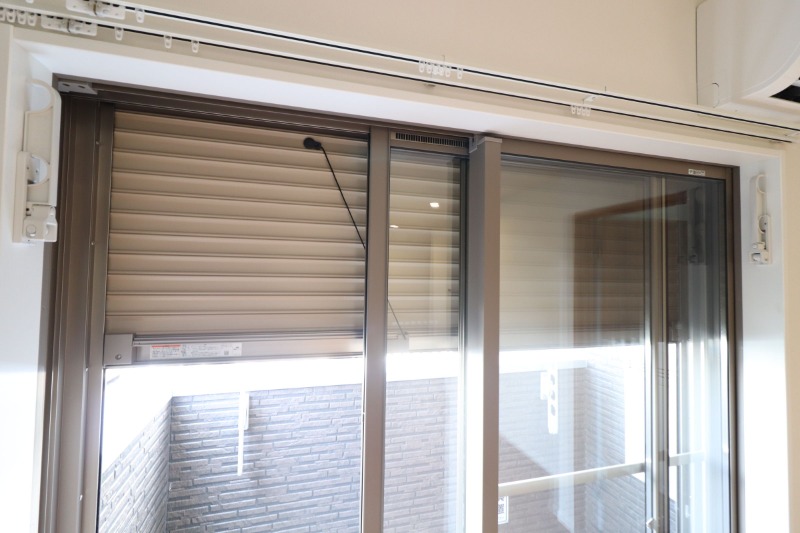 バルコニーの窓にはシャッター付きです