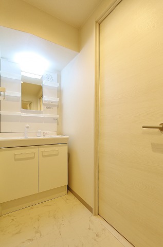 物置付きの洗面台です