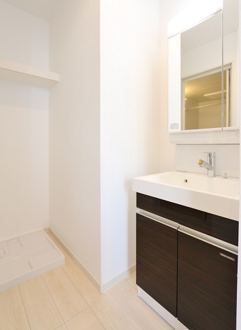 大きな鏡の独立洗面台です