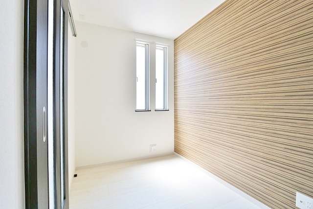 アクセントカラーの壁紙が際立ちますね