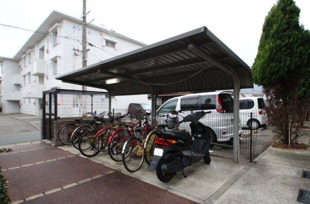 屋根付きで自転車も傷みません