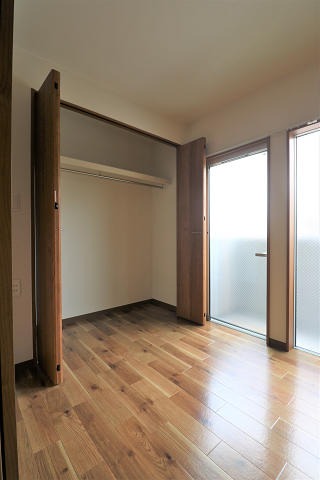 奥行のあるウォークインクローゼット