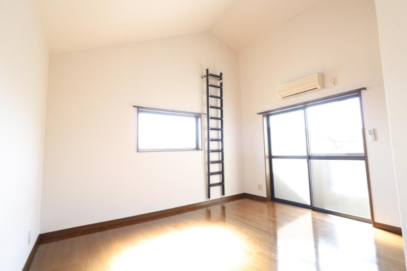 家具の配置に困らないリビングですね