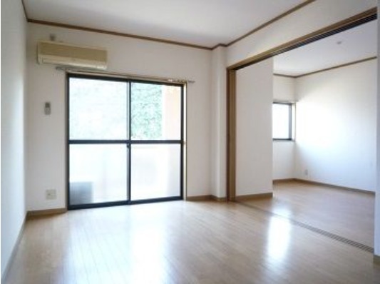 家具の配置に困らないリビングですね