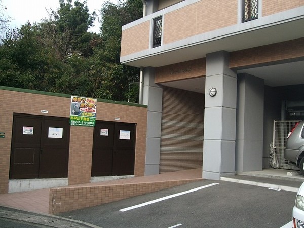 マンション1階部分に駐車場があります