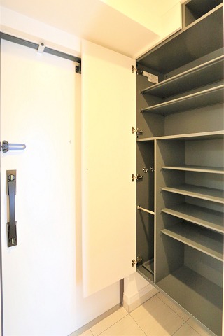 スニーカーからブーツまでたくさんの靴が収納可能です