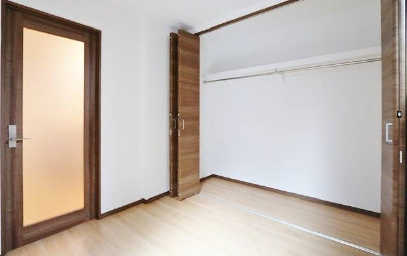 かさばりやすいお洋服もたっぷり収納できます