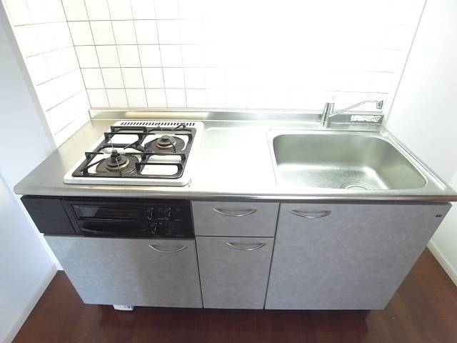 2口コンロ付きのシステムキッチン。