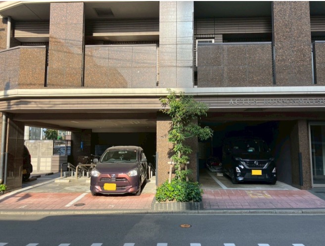 マンション1階部分に駐車場があります