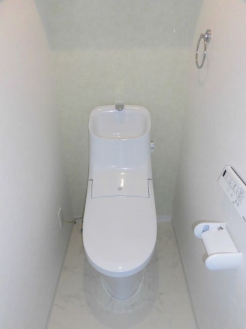 白基調で清潔感のあるトイレです