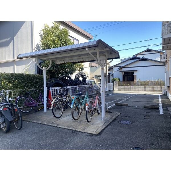 自転車はこちらにどうぞ。
