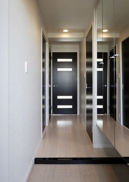 玄関には大きな鏡があります