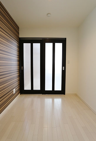 窓が多く明るい室内です