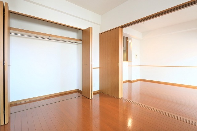 かさばりやすいお洋服もたっぷり収納出来ます