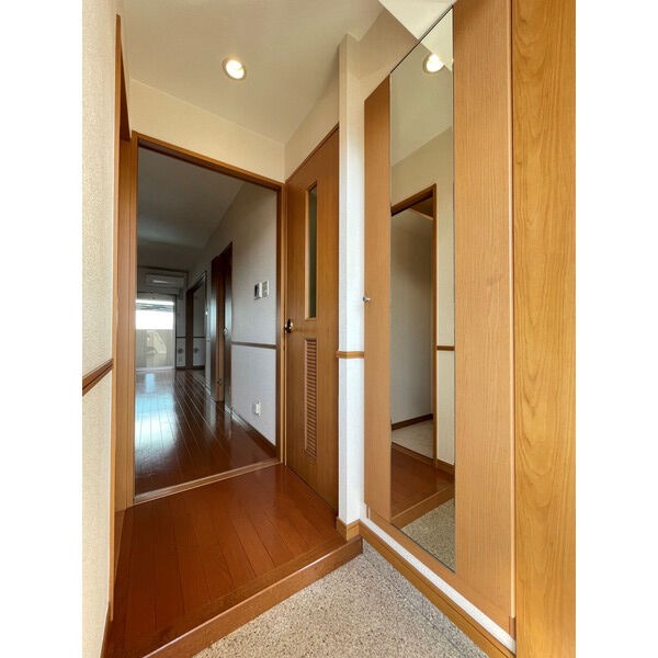 姿見付きの玄関スペース