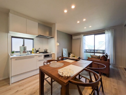 家具の配置に困らないリビングですね