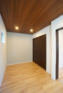 4.9帖の広々洋室です