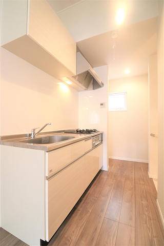 キッチン横の収納スペースもご活用ください。