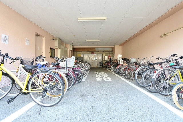 室内に自転車置き場が有るので雨に濡れる心配はありません