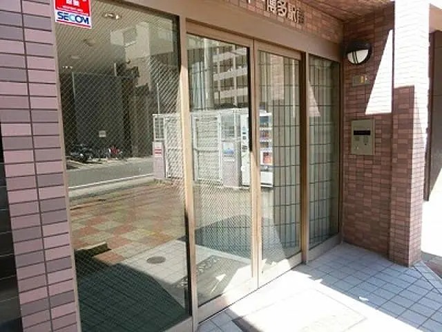 手入れされたエントランスです