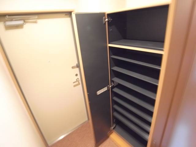 玄関収納も充実しています