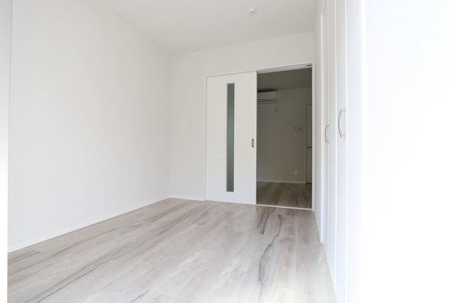 明るく開放感ある寝室です