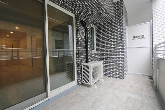 広いバルコニーでガーデニングでもいかがですか