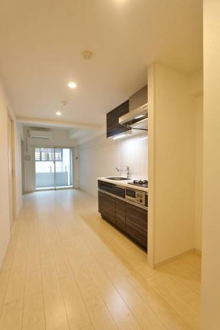 入り口側からのリビングです