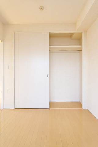 収納も3箇所あり荷物の多い方も安心ですね