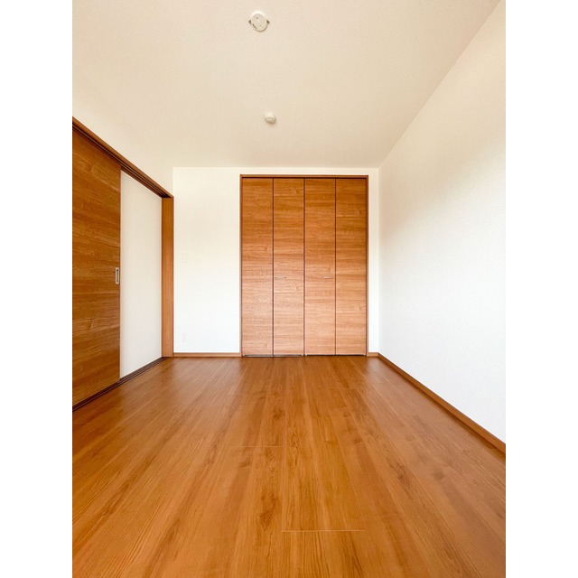 寝室や子供部屋にぴったりの広々洋室です