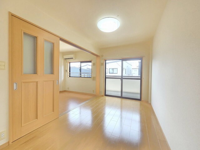 広々としたお部屋ですね。