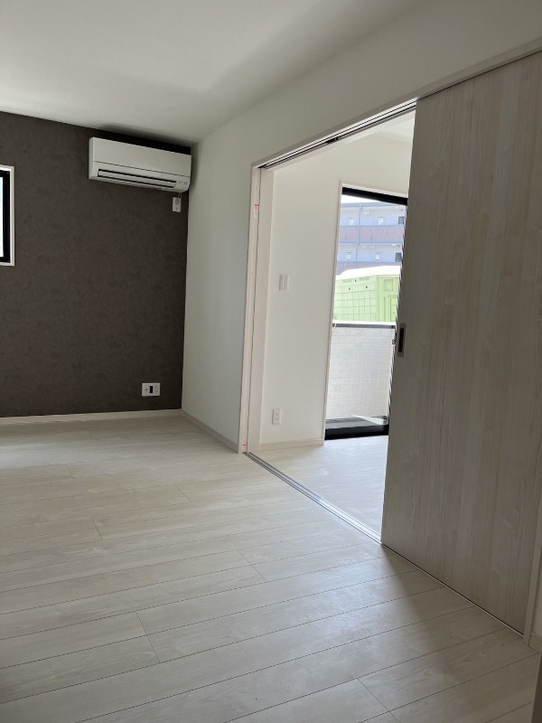 白のフローリングで綺麗なお部屋です。