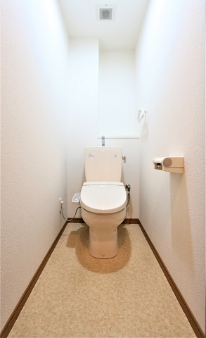 広くて清潔感のあるトイレです