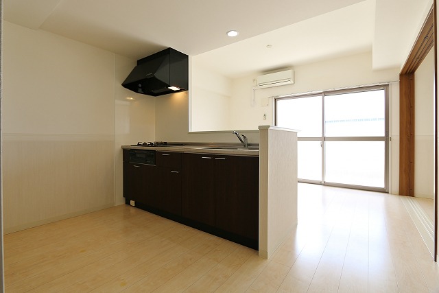 光が差し込む明るい室内です