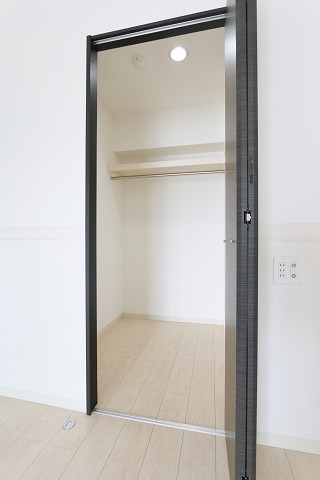 大きなウォークインクローゼットが特徴です