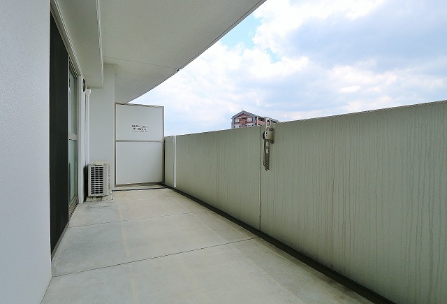 大きなバルコニーで日当たり良好